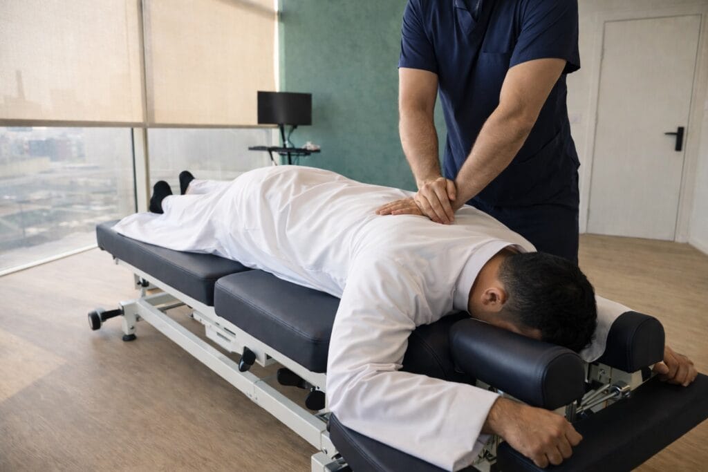 تقويم العمود الفقري لعلاج ألم الظهر chiropractic lower back treatment
