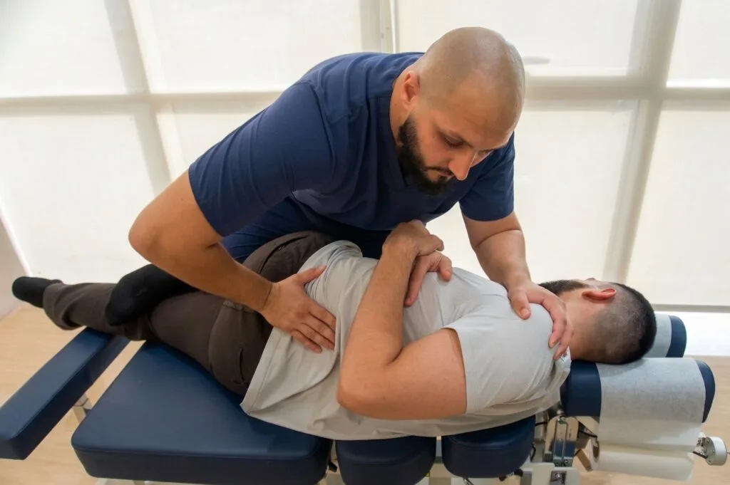 ألم الحوض من الخلف (غمازات الظهر): الأسباب الخفية وطرق العلاج الجذري sidelying adjustment