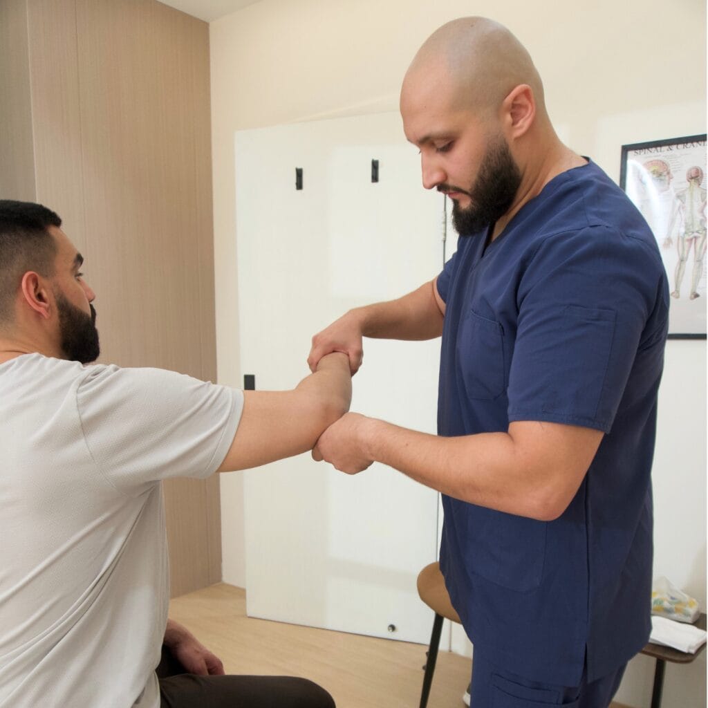 الدليل الشامل لعلاج ألم الكوع ومرفق التنس: الأسباب، والوقاية، والحلول الجذرية chiropractic elbow assessment